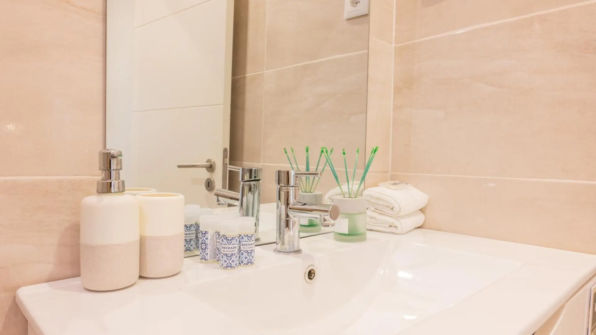 Lapa Charm Apartments With Patio Lisbon